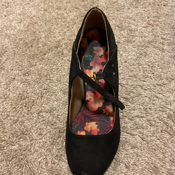 Heels - Picture 2 of 4